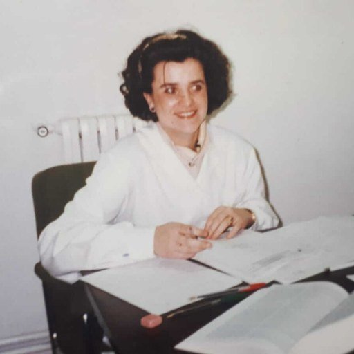 Raquel Barcos, farmacéutica, en el despacho de su farmacia